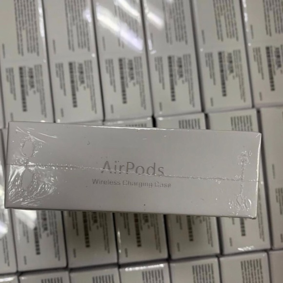 Apple AirPods - Picture 1 of 3